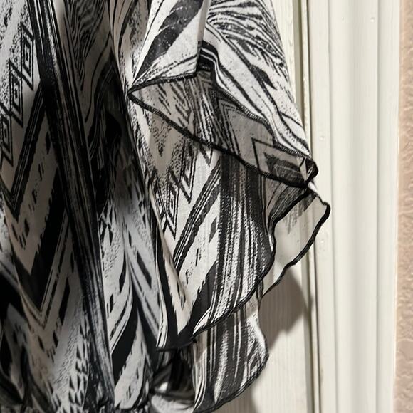 Iz Byer Short Flowing Sleeve Blouson Top White Black Medium Like new - Picture 5 of 7